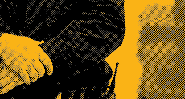 Imagen naranja y negra, agentes de policía de pie junto a un manifestante en el fondo