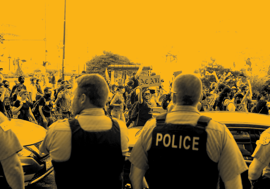 Imagen naranja y negra, las espaldas de la policía frente a los manifestantes distantes detrás de los coches de policía